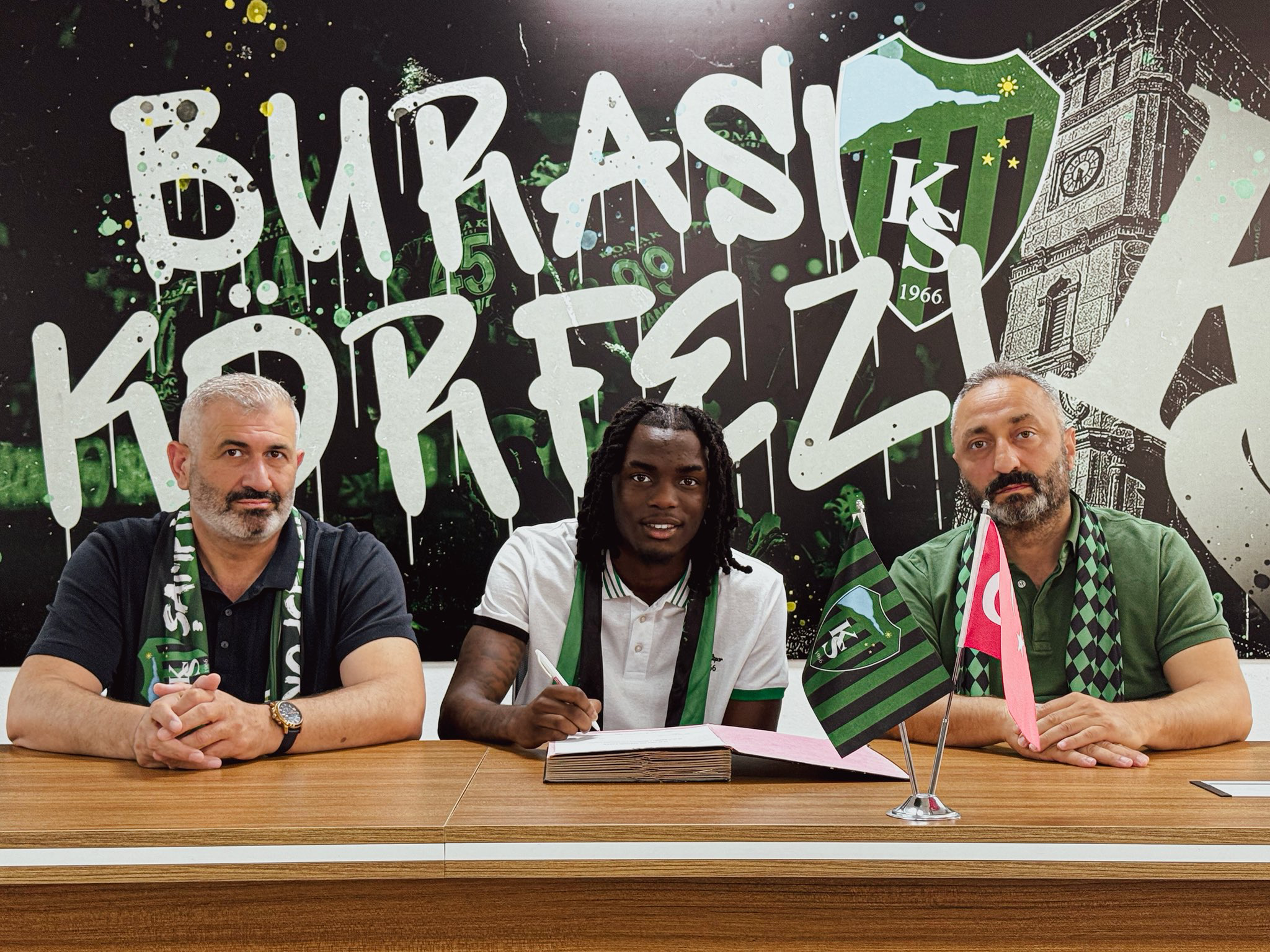 Kocaelispor, Belçikalı orta saha oyuncusu Joseph Nonge Boende ile 3