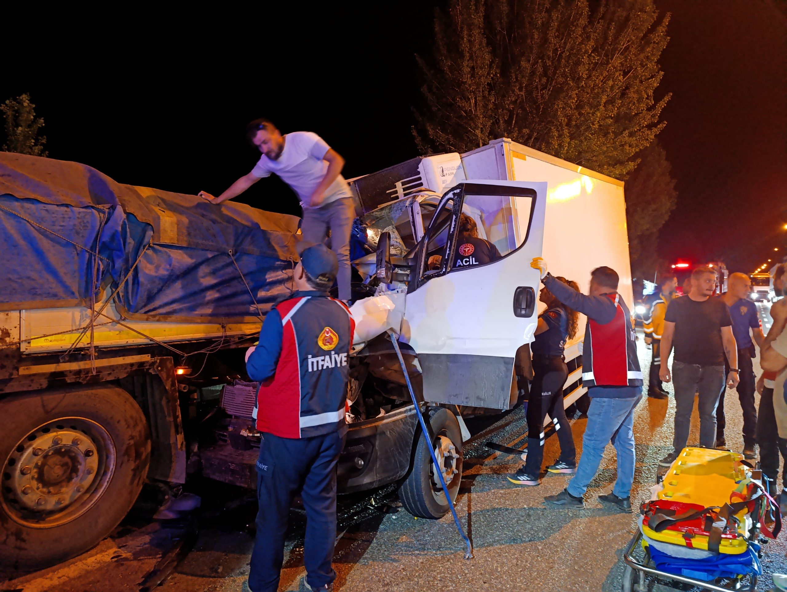 Uşak-Ankara karayolunda meydana gelen kazada, Kocaeli plakalı kamyonetin park halindeki