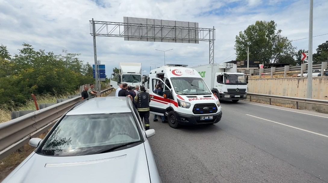 Kocaeli'nin Kartepe ilçesinde tırın kamyona çarpması sonucu meydana gelen kazada