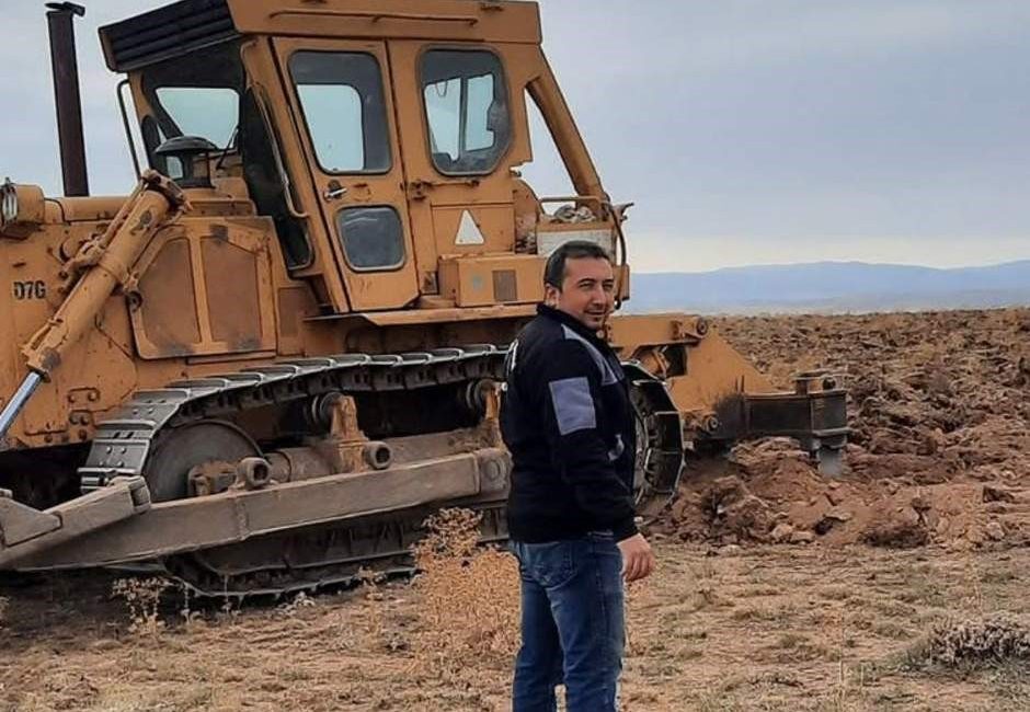 İzmir'in Ödemiş ilçesinde devam eden orman yangınına müdahele eden bir