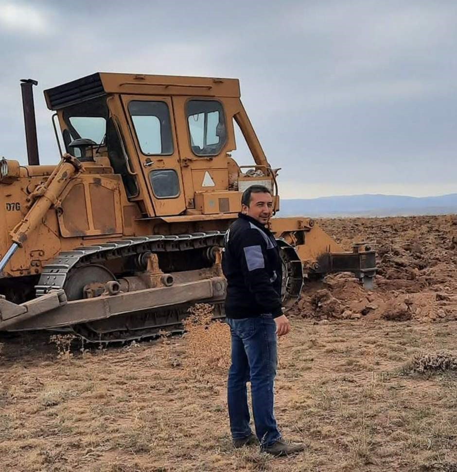 İzmir'in Ödemiş ilçesinde devam eden orman yangınına müdahele eden bir