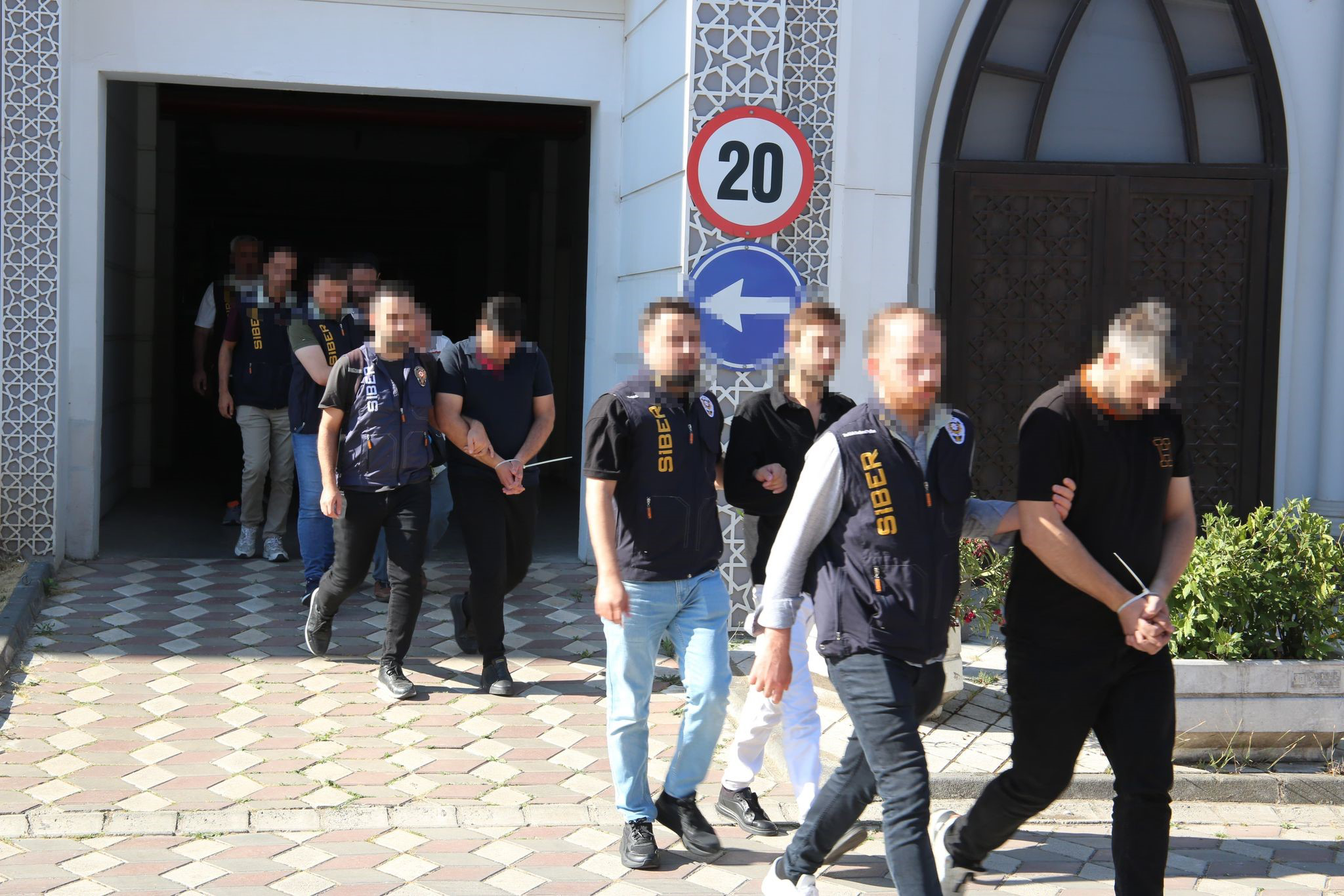 Kocaeli merkezli yürütülen soruşturma kapsamında, sahte kripto uygulamasıyla vatandaşları dolandırdığı