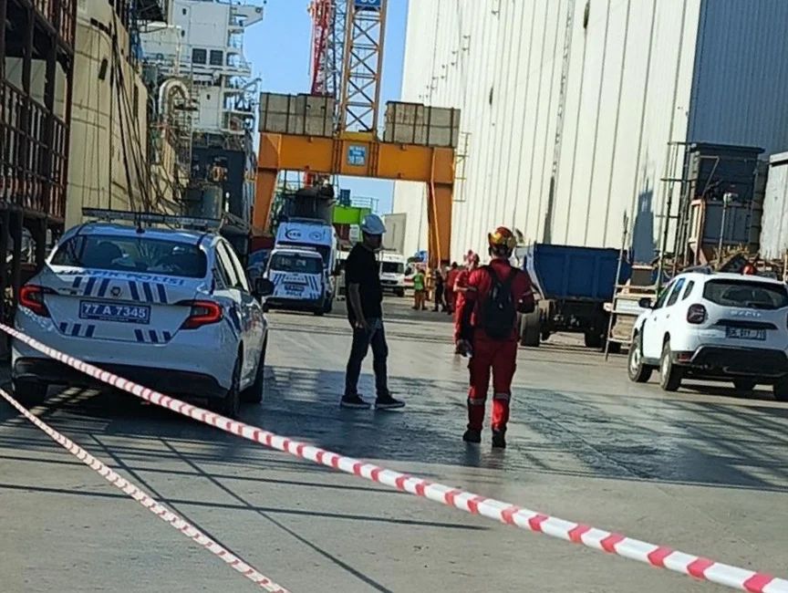 Yalova'nın Altınova ilçesinde tersanede üzerine vinç düşen 22 yaşındaki genç