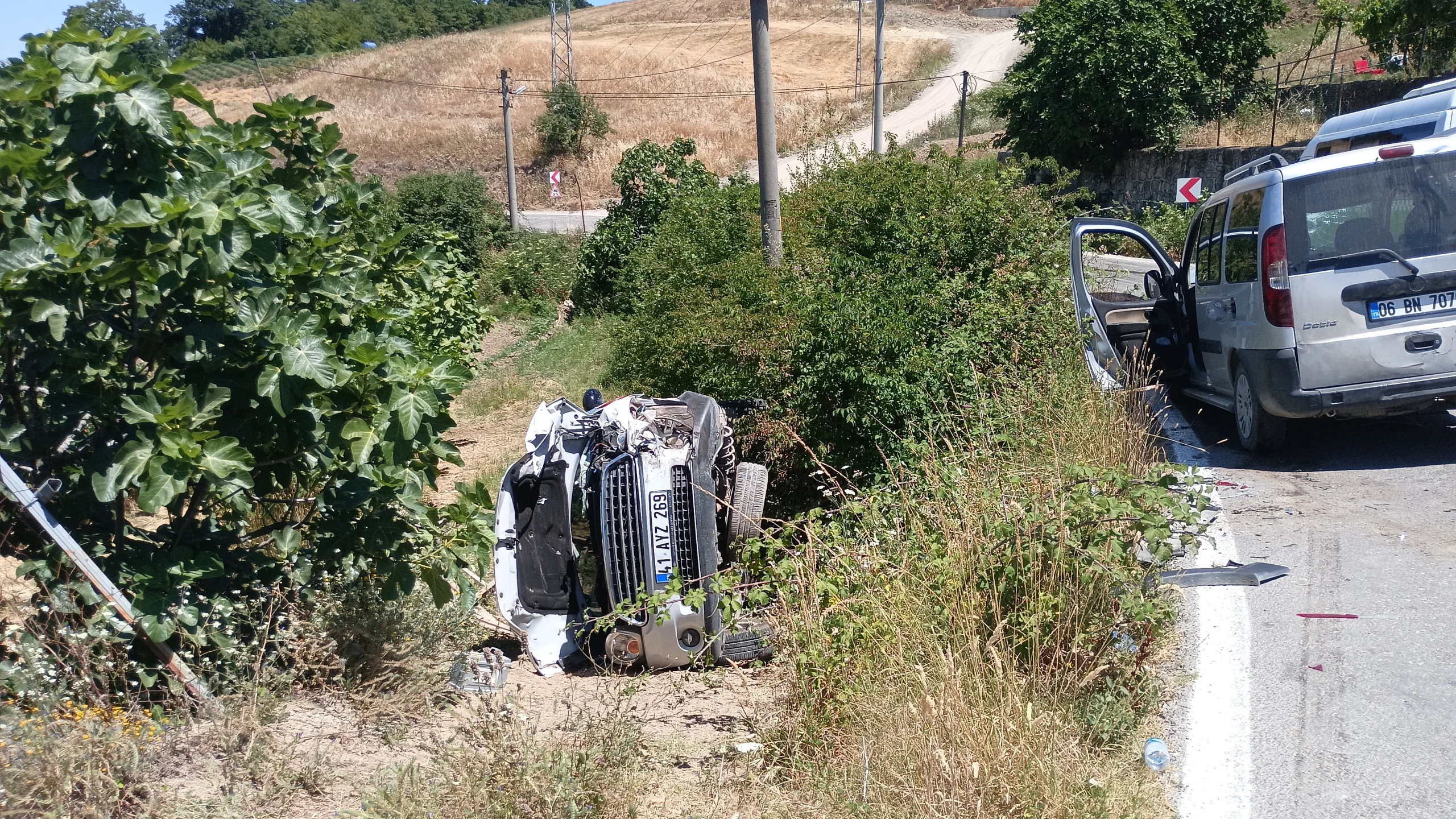 Kocaeli'de hafif ticari araç ile minibüsün karıştığı kazaya çarpmamak için