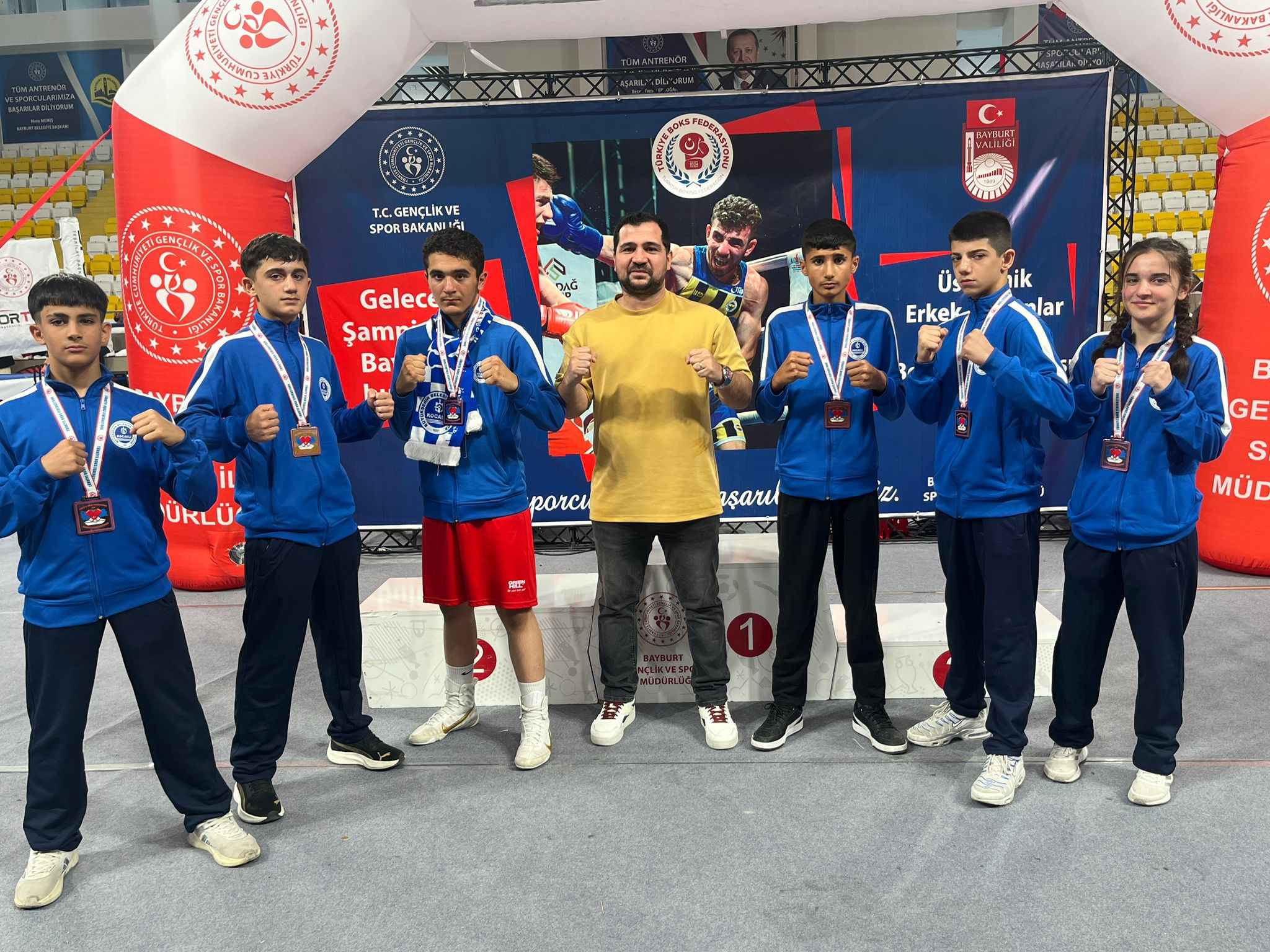 Bayburt’ta düzenlenen Üst Minikler Türkiye Ferdi Boks Şampiyonası’nda Kocaelili sporcular,