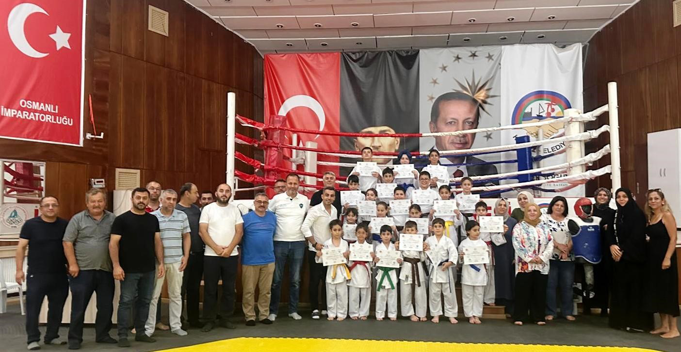 Körfez'de 23 minik karateci yapılan sınavla kuşak atlamaya hak kazandı.
