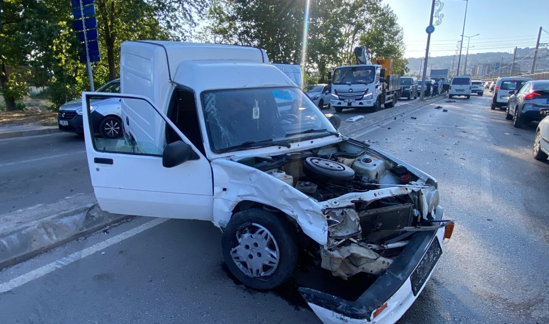 Kocaeli'nin İzmit ilçesinde kırmızı ışık yanarken U dönüşü yapmak istediği