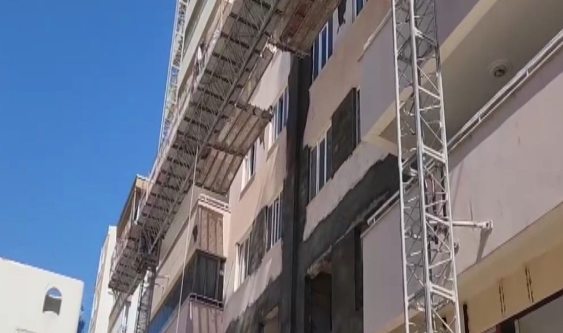 Kahramanmaraş’ın Onikişubat ilçesinde, dış cephe tadilatı yapılan orta hasarlı bir