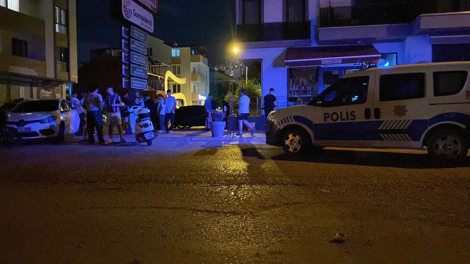 Kocaeli'nin İzmit ilçesinde gençler arasında çıkan kavgada 2 kişi bıçakla