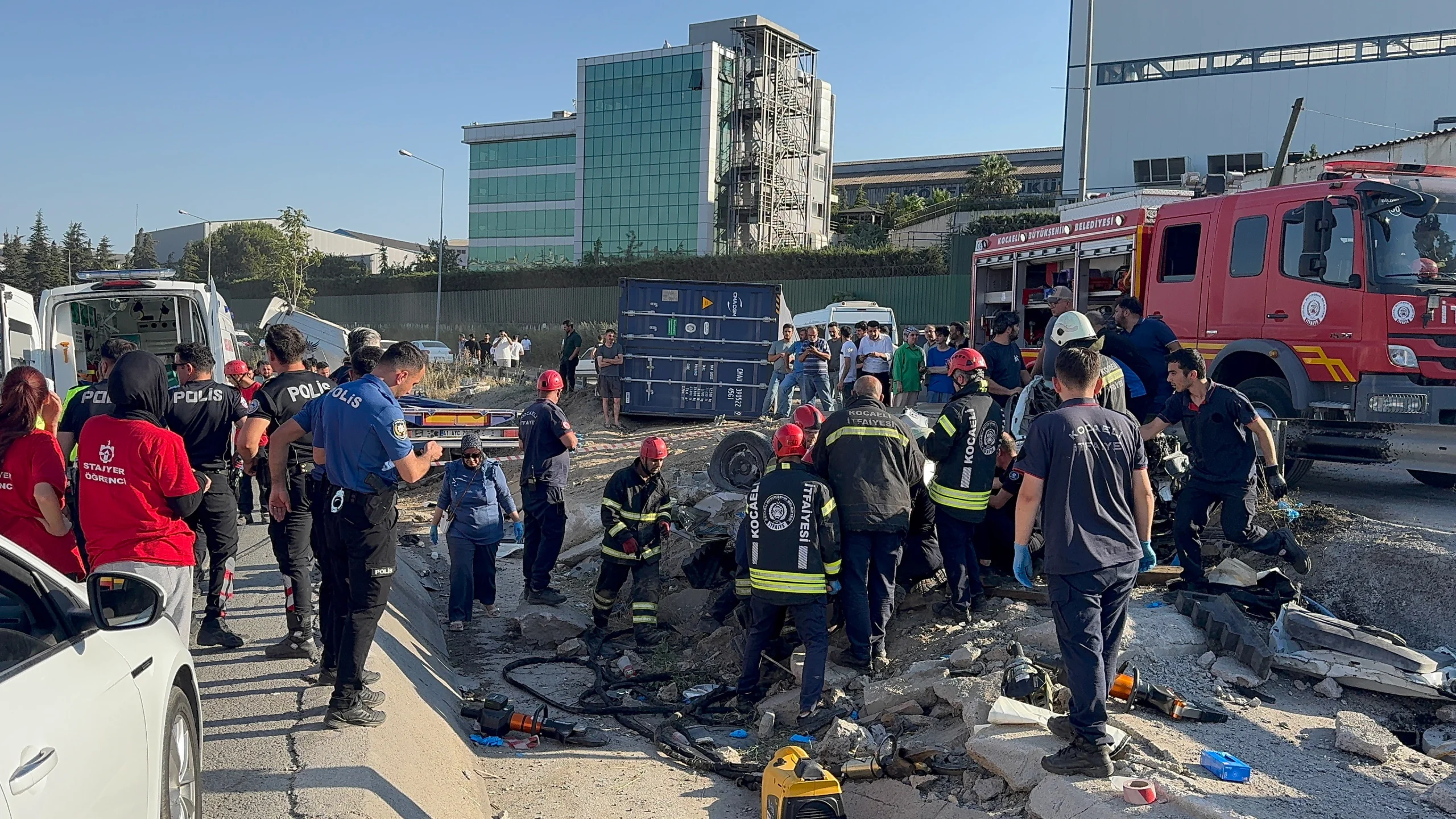 D-100 karayolu Kocaeli geçişinde iki otomobil ve tırın çarpıştığı feci