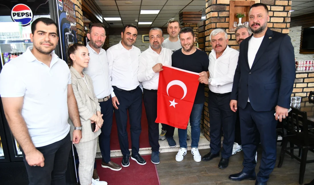 Başiskele'de Cumhurbaşkanı Recep Tayyip Erdoğan'ın "85 Milyona Bayrak" çağrısı kapsamında