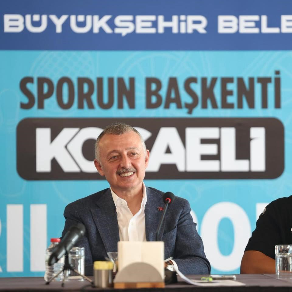 Kocaeli Büyükşehir Belediye Başkanı Tahir Büyükakın, sporculara dil eğitiminden kişisel
