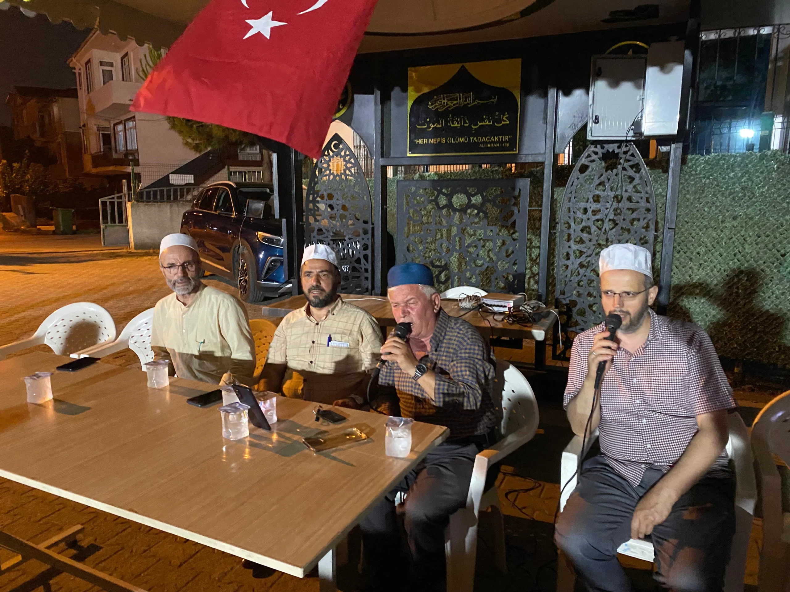 Körfez Kemal Sadi Şirin Camii’nde düzenlenen vefa gecesinde, Kur’an tilaveti