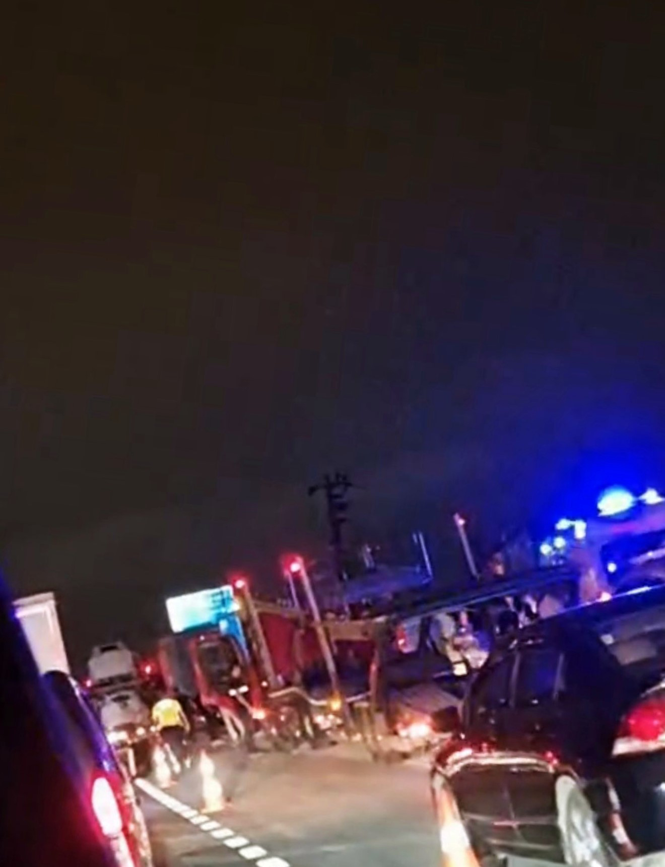 Sakarya'nın Serdivan ilçesinde D-100 karayolu kenarında park halindeki bir tırda