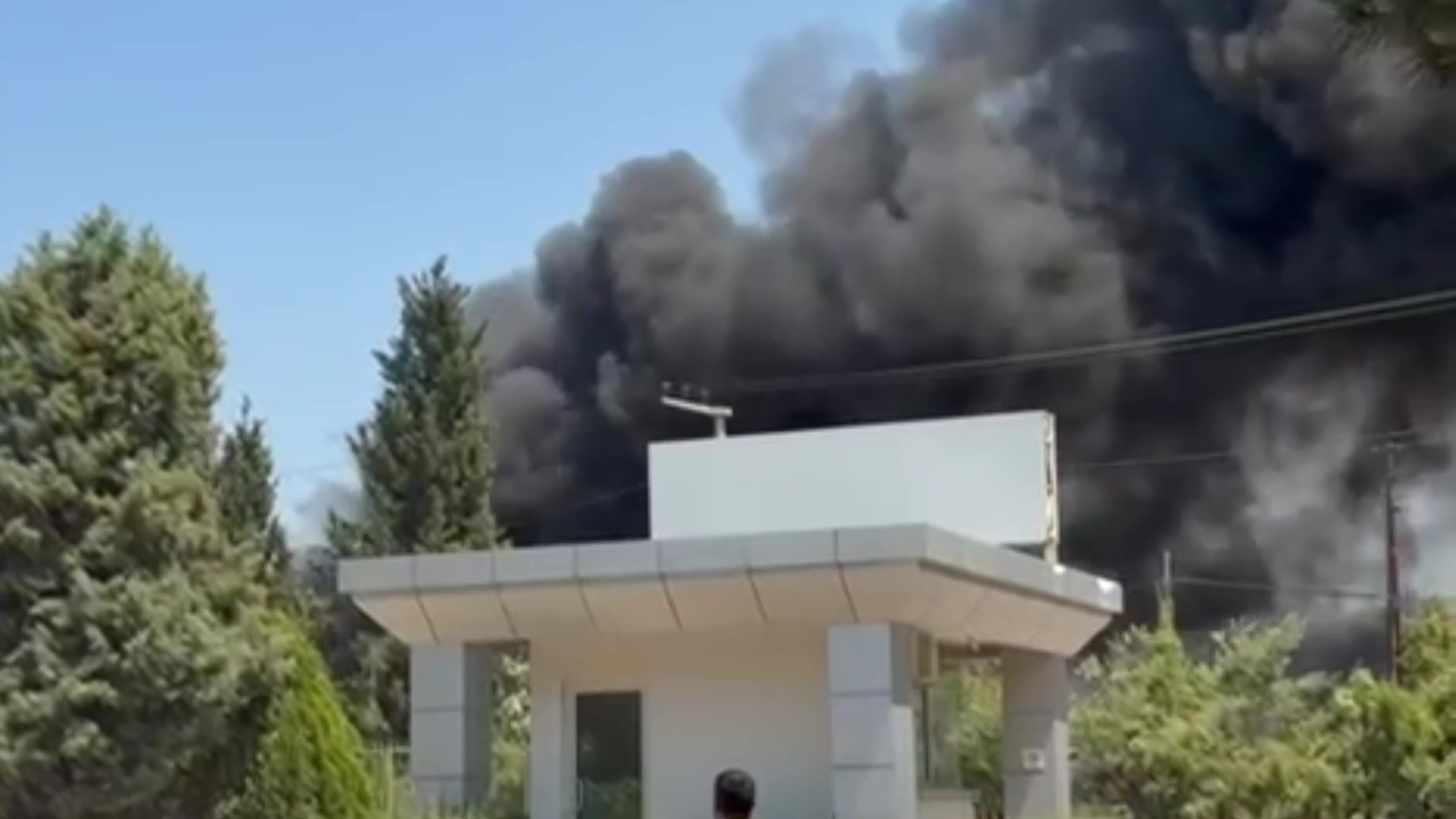 Kocaeli'nin Gebze ilçesinde Yediemin otoparkının malzeme deposunda yangın çıktı. Depo