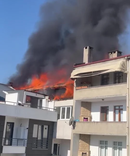 Kocaeli'nin İzmit ilçesinde çatı katında çıkan yangında mahsur kalan 2