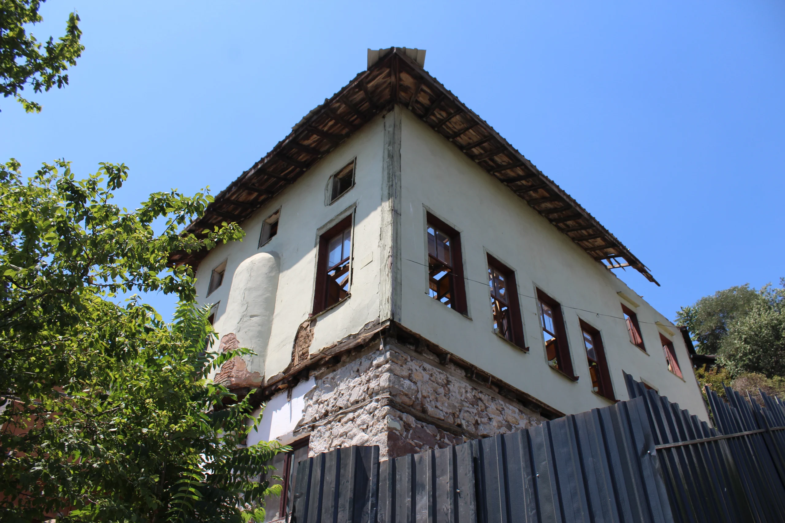 Kocaeli'nin İzmit ilçesindeki tarihi Hacı Ayvaz Camisi'nde, ağır hasarlı olduğu