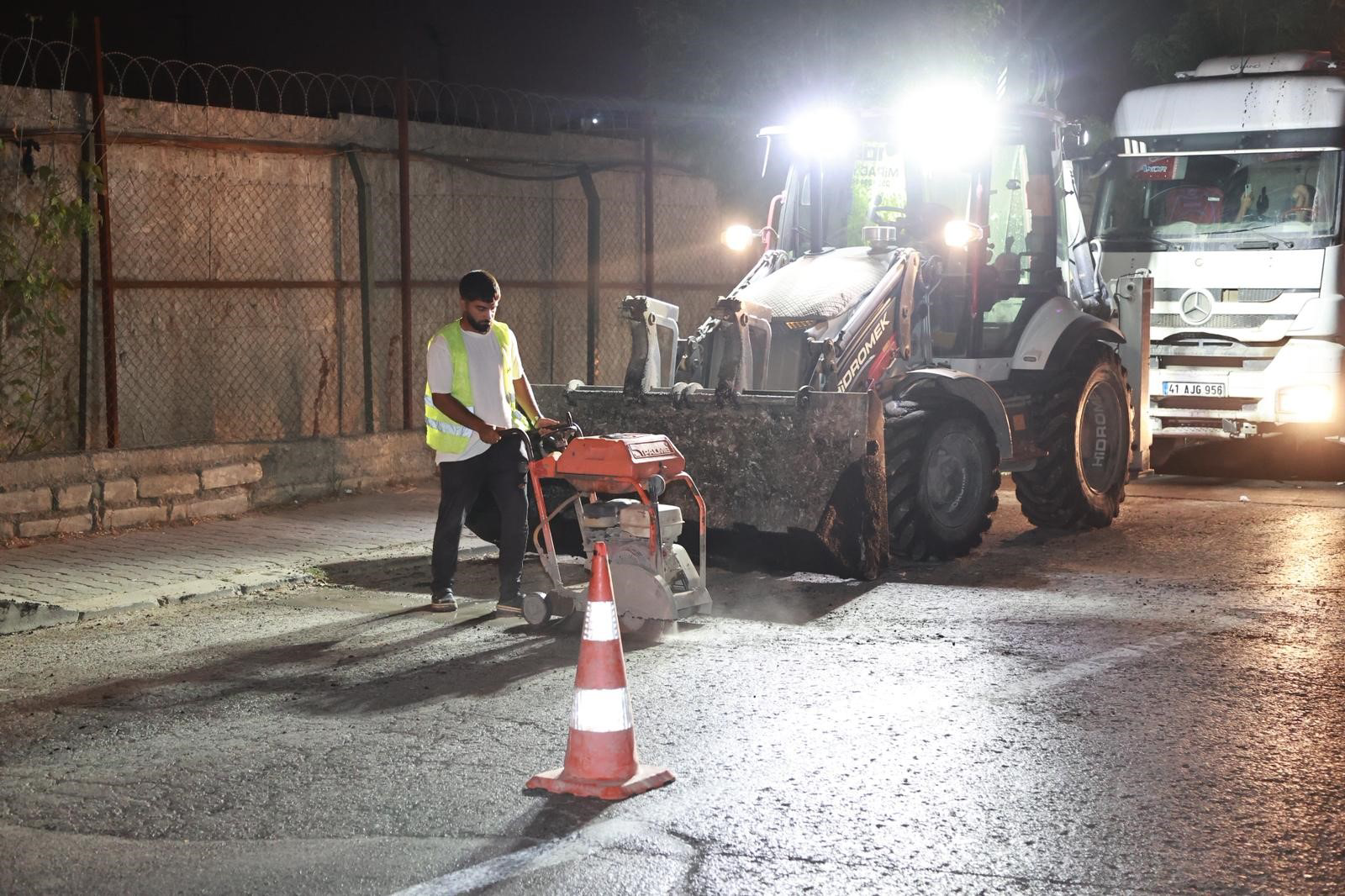 Gebze ilçesi Güzeller Mahallesi'nde bozulan ve zamanla deforme olan yolar