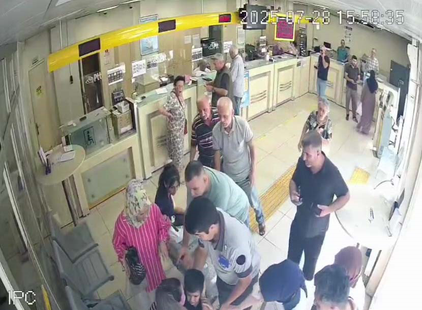 Kocaeli'nin Körfez ilçesindeki bir PTT şubesinde, annesiyle işlem yapmaya gelen