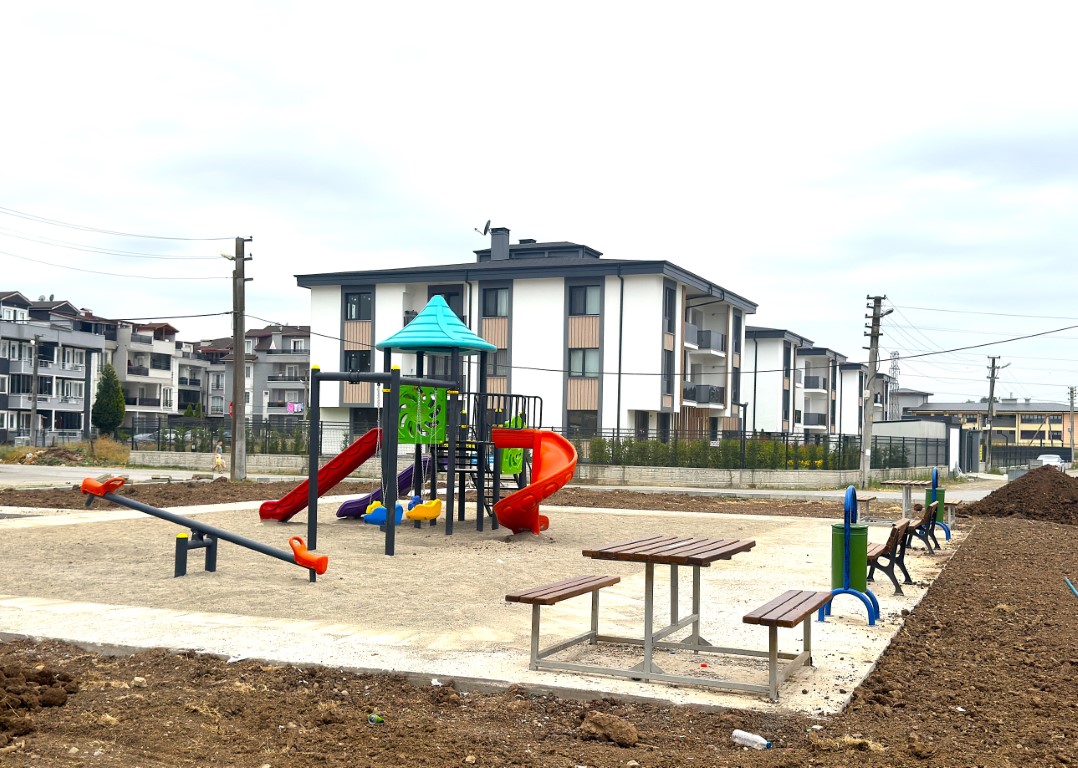 Kartepe Belediyesi Park ve Bahçeler Müdürlüğü’nün Uzunçiftlik Mahallesi’ne kazandırdığı parkın