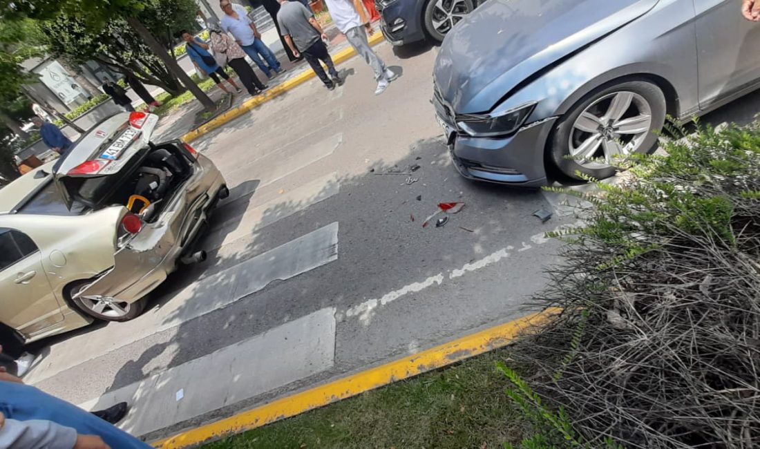 Kocaeli’nin İzmit ilçesinde yayaya yol vermek isteyen bir sürücü, aracını