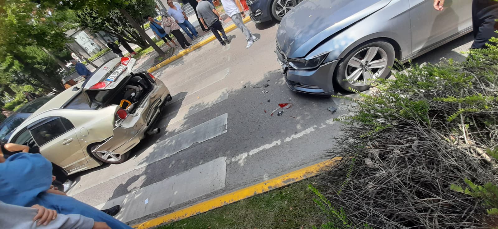 Kocaeli’nin İzmit ilçesinde yayaya yol vermek isteyen bir sürücü, aracını
