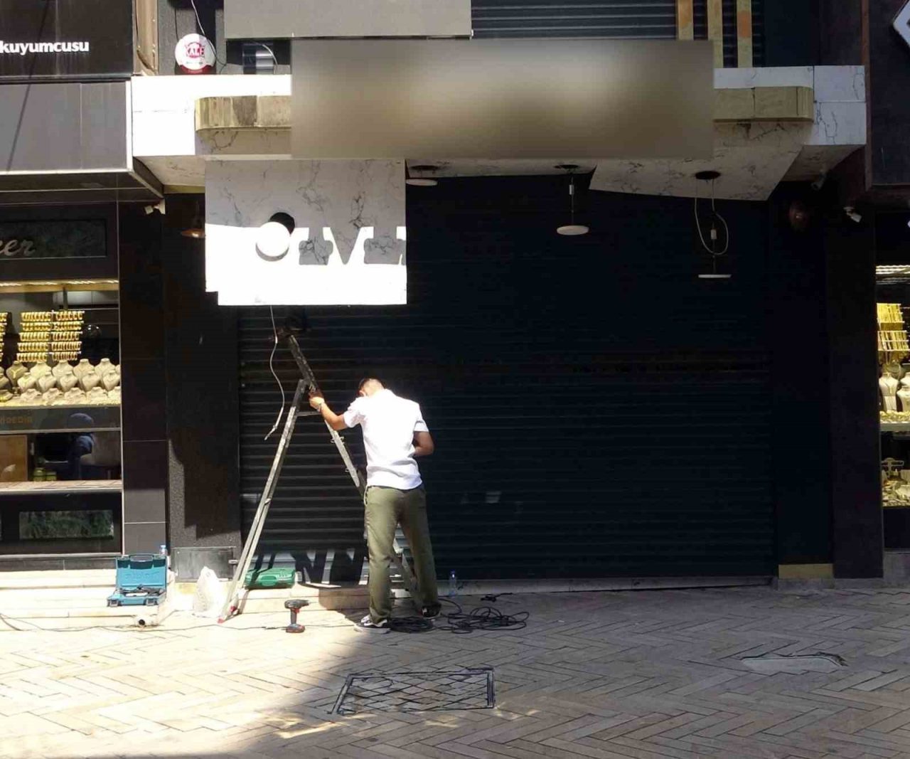 Kocaeli’nin İzmit ilçesinde milyonlarca liralık vurgun yaptığı iddia edilen kuyumcunun