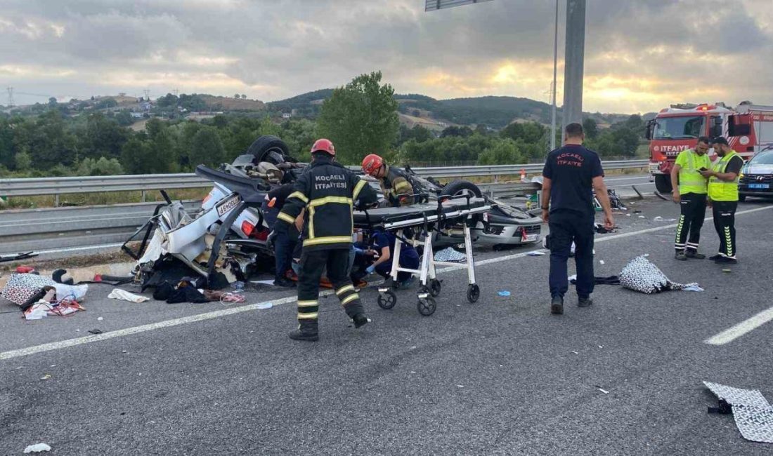 Kuzey Marmara Otoyolu’nun Kocaeli geçişinde otomobilin yön tabelasına çarpması sonucu
