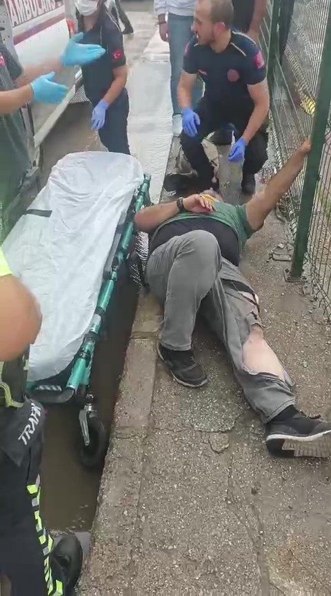 Kocaeli’nin Derince ilçesinde yayanın ve 2 otomobilin karıştığı kazada 2