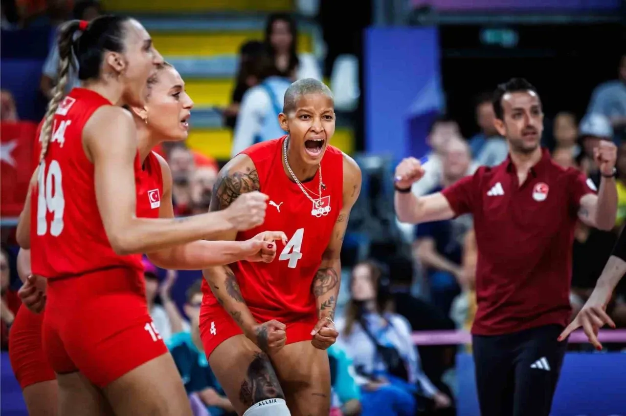 2025 FIVB Dünya Kadınlar Voleybol Şampiyonası'nda İspanya'ya karşı Türkiye'yi temsil