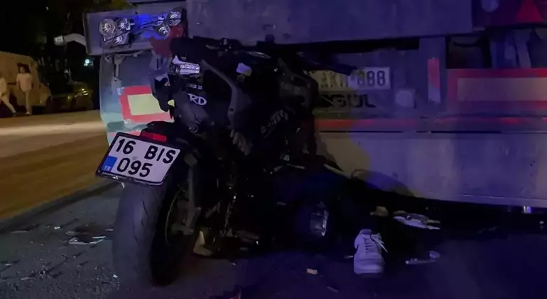 Bursa’nın Yıldırım ilçesinde meydana gelen trafik kazasında, kontrolden çıkan motosiklet