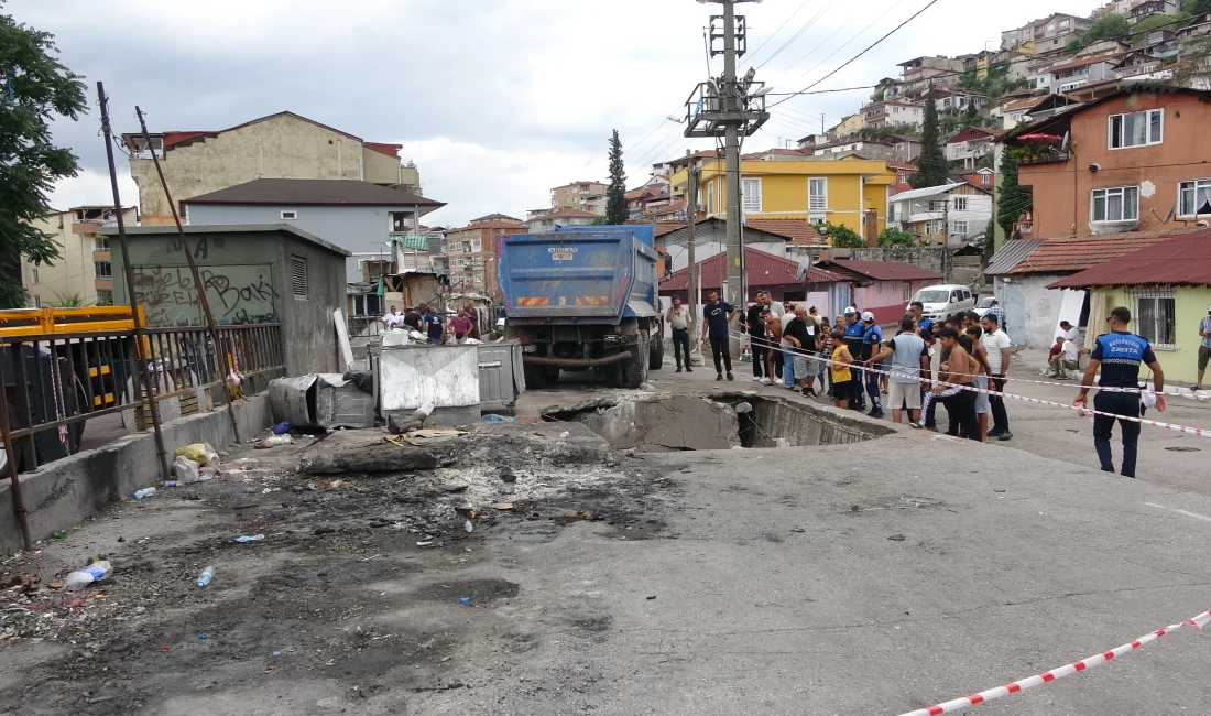 Kocaeli'nin İzmit ilçesinde hafriyat kamyonu seyir halindeyken beton zeminin çökmesi