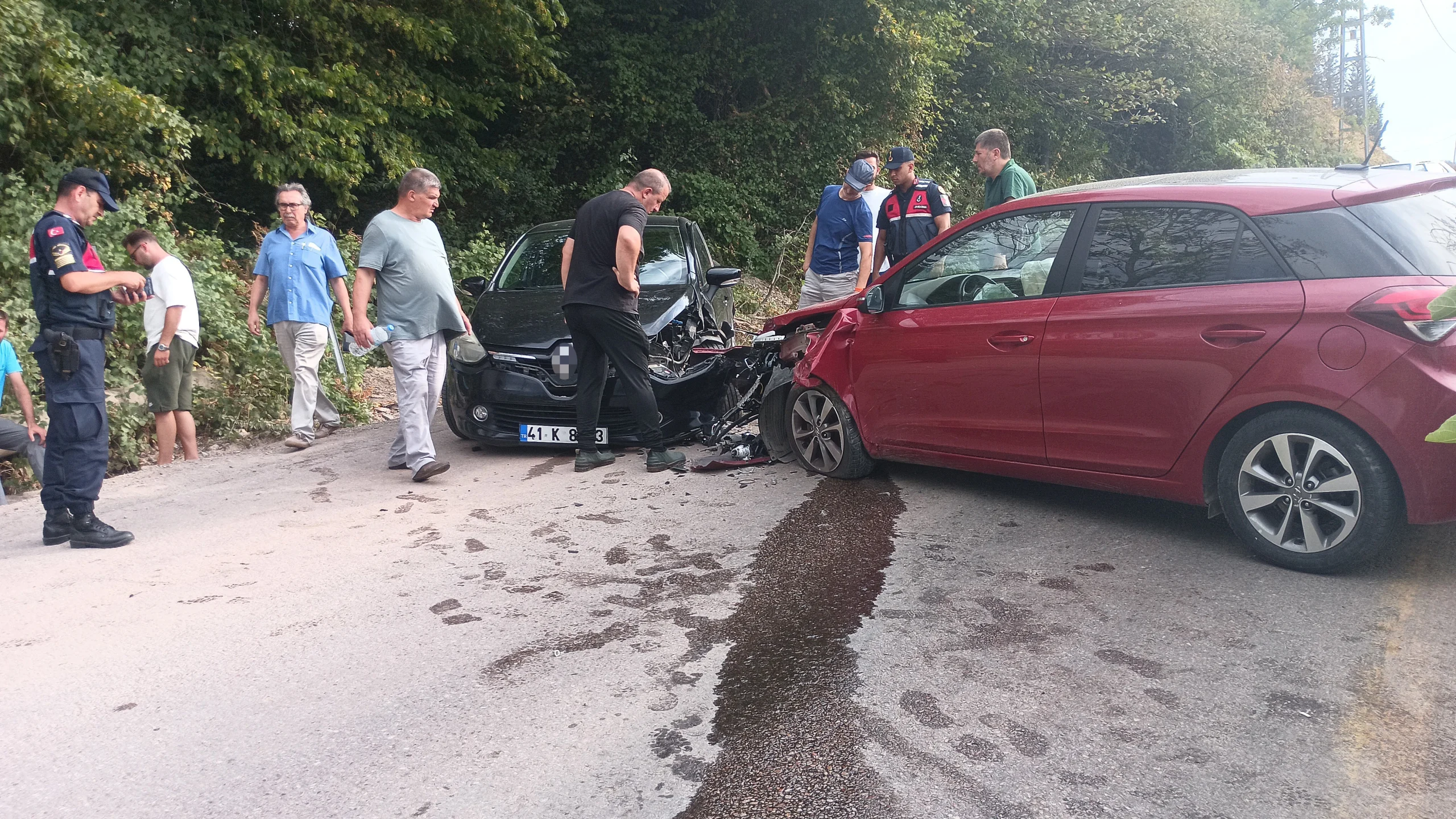 Kocaeli'nin Karamürsel ilçesinde 2 otomobilin çarpışması neticesinde 4 kişi yaralandı.