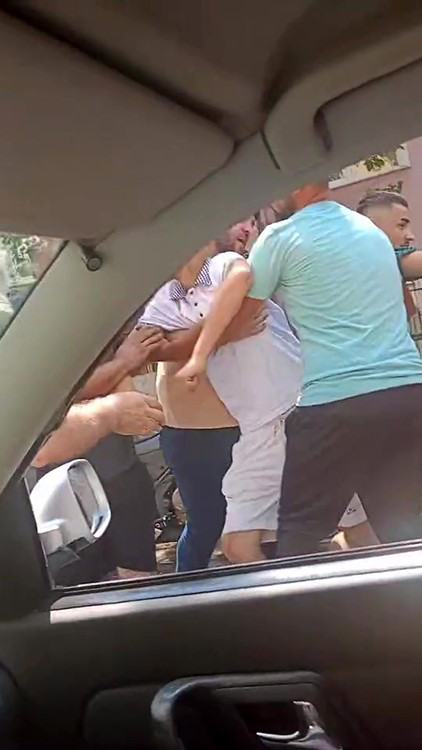 Kocaeli'nin Gebze ilçesinde trafikte yol verme tartışması saldırıya dönüştü. Bir