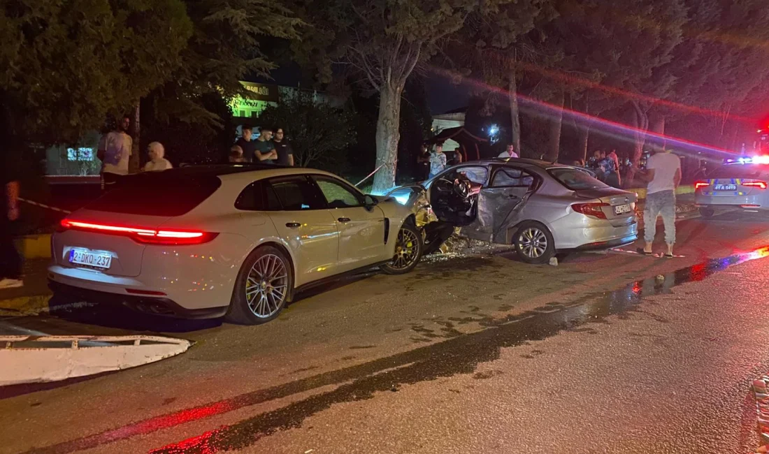 Kocaeli'nin Kartepe ilçesinde iki otomobilin çarpıştığı kazada 4 kişi yaralandı.