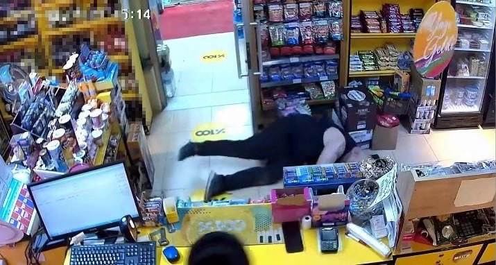 Sakarya'nın Karasu ilçesinde alışveriş için girdiği markette bir anda fenalaşarak