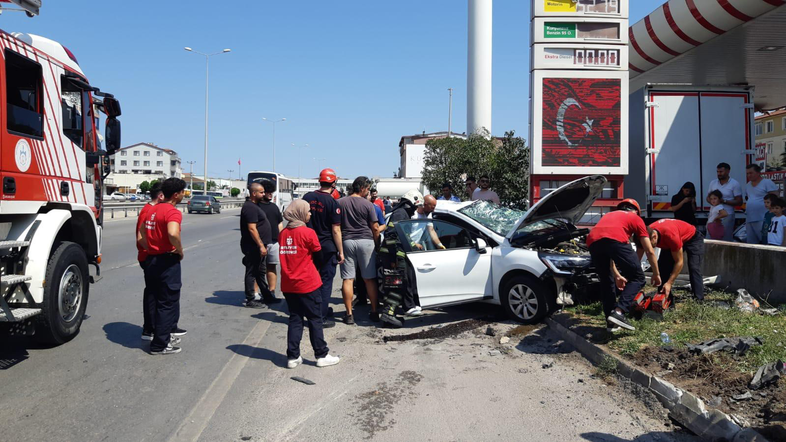Kocaeli D100 Karayolu'nda iki aracın karıştığı kazada kontrolden çıkan otomobil,