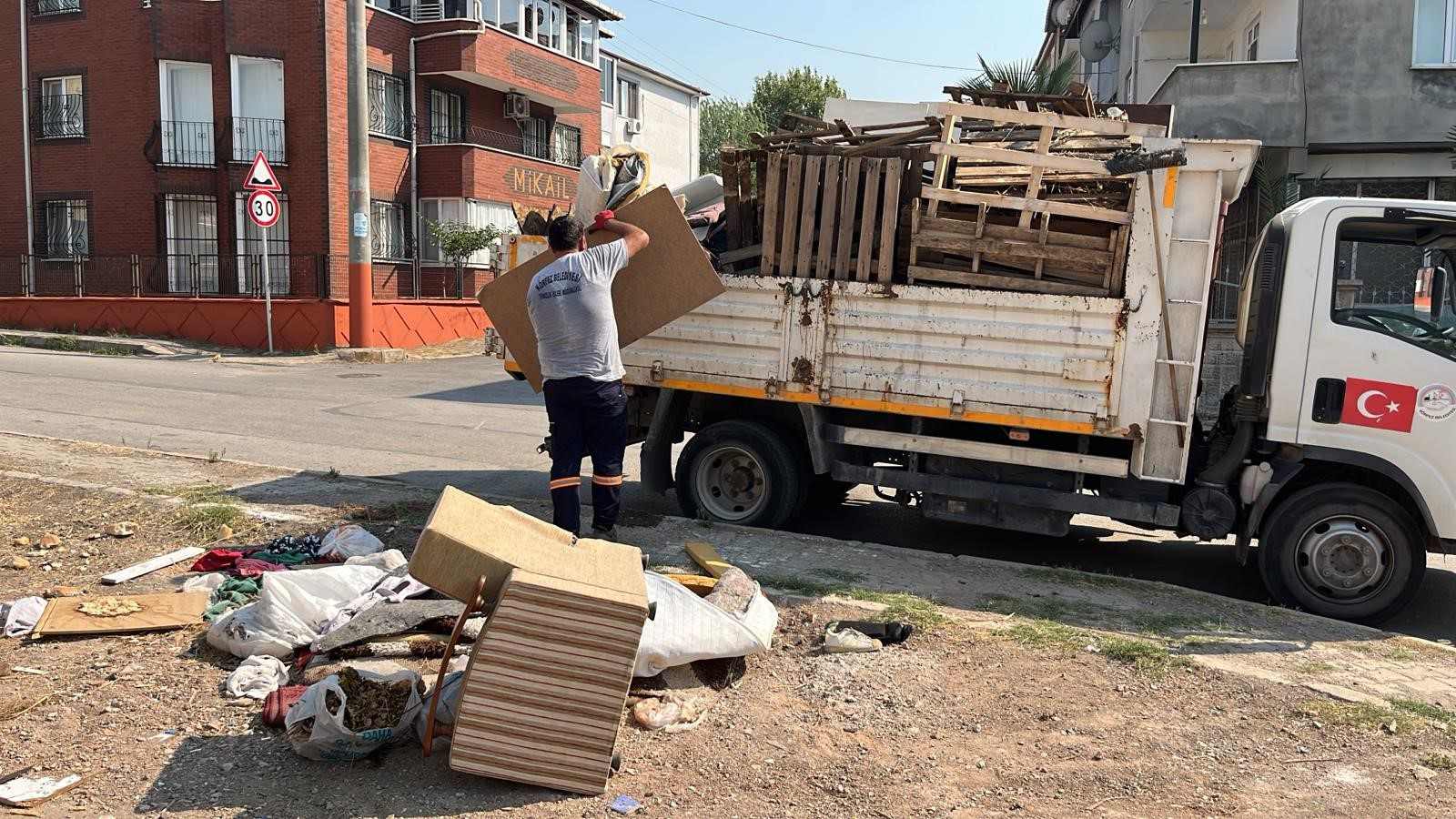 Körfez Belediyesi Temizlik İşleri Müdürlüğü ekipleri, kötü görüntüye sebebiyet veren,