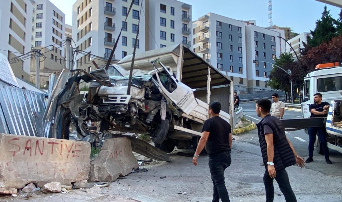 Kocaeli’nin İzmit ilçesinde rampadan inen kamyonet, kontrolden çıkarak beton bariyerlere