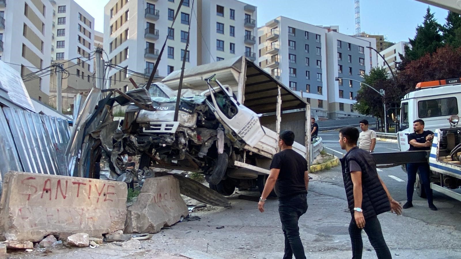 Kocaeli’nin İzmit ilçesinde rampadan inen kamyonet, kontrolden çıkarak beton bariyerlere
