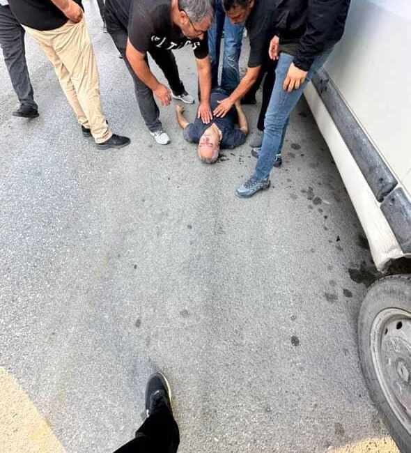 Sakarya'nın Hendek ilçesinde seyir halindeyken direksiyon başında fenalaşan yaşlı adam