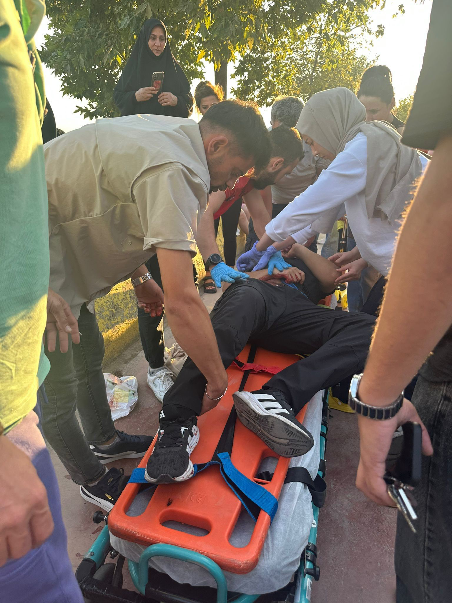 Kocaeli’nin Darıca ilçesinde 4 kişinin saldırısına uğrayan bir genç bıçaklanarak