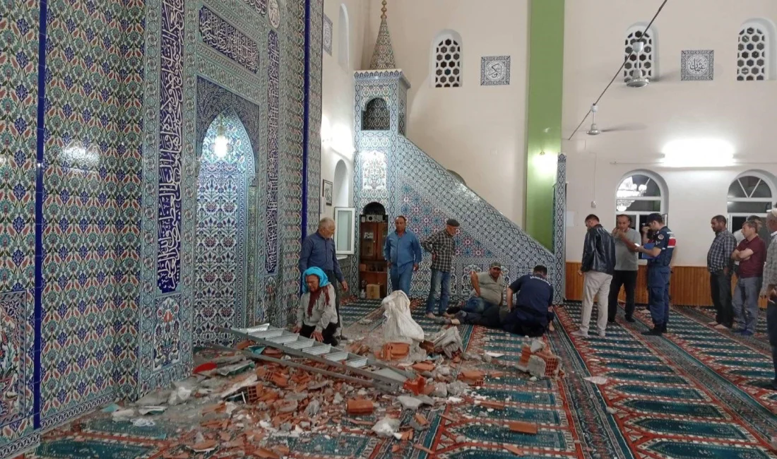 Balıkesir’in Sındırgı ilçesinde meydana gelen 6.1 büyüklüğündeki deprem nedeniyle hasar