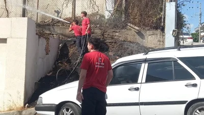 Kocaeli'nin Körfez ilçesinde elektrik direğindeki kısa devre otları tutuşturdu. Yangın