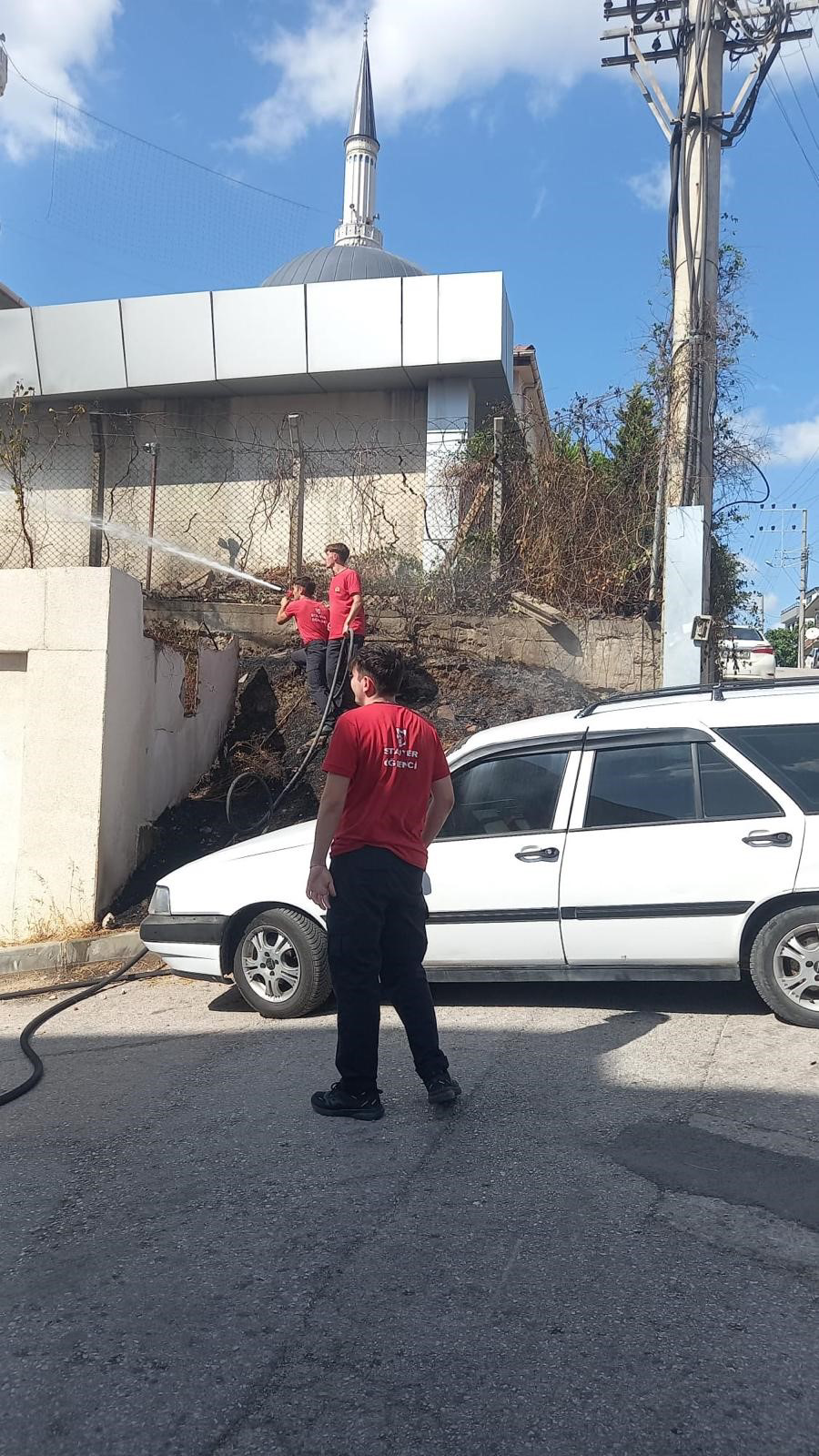 Kocaeli'nin Körfez ilçesinde elektrik direğindeki kısa devre otları tutuşturdu. Yangın