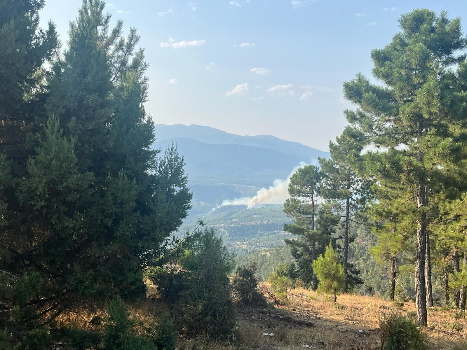 Denizli’nin Acıpayam ilçesinde çıkan sarp ve kayalık bölgede devam eden