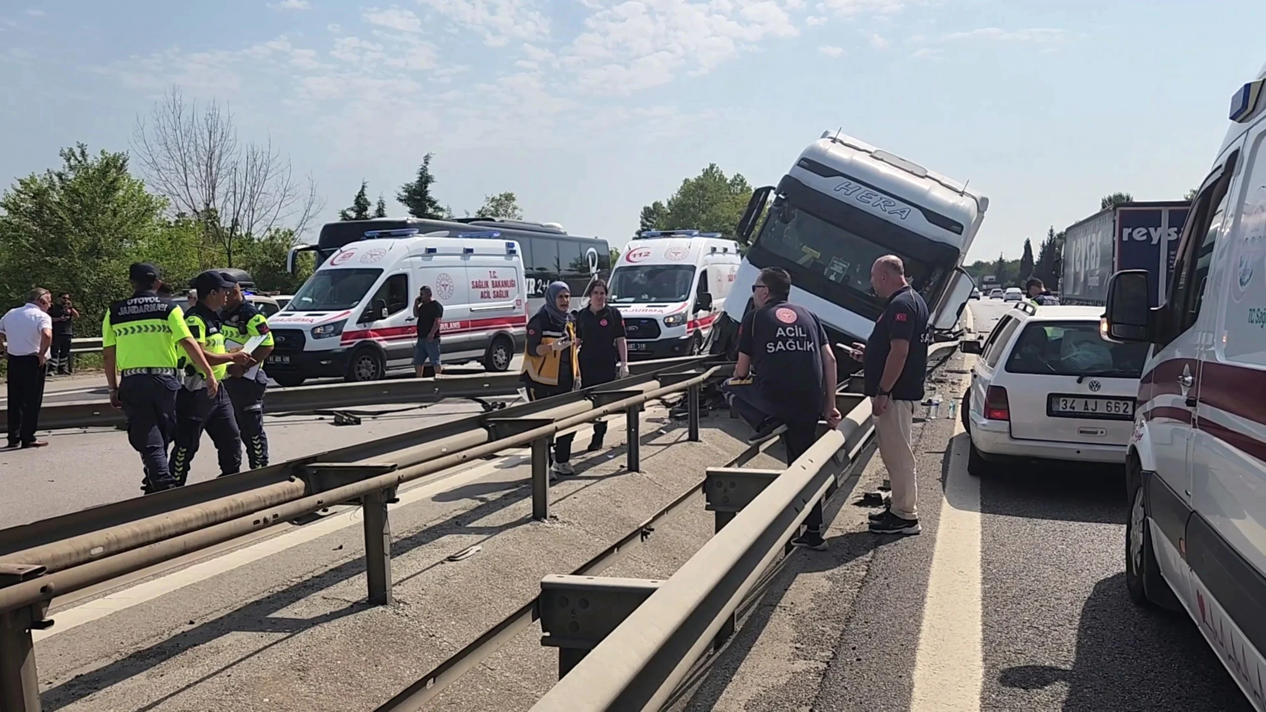 Anadolu Otoyolu Sakarya geçişinde sürücüsünün kontrolünden çıkan tırın çarptığı bariyerler