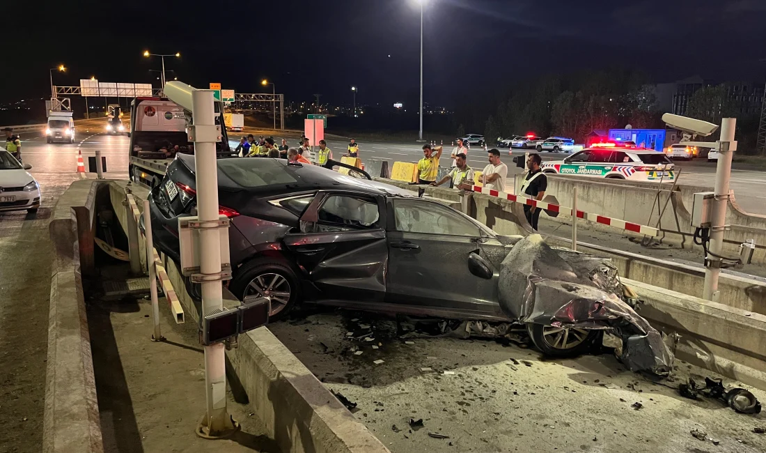 Kuzey Marmara Otoyolu gişelerinde beton bariyere çarpan otomobil hurdaya döndü.