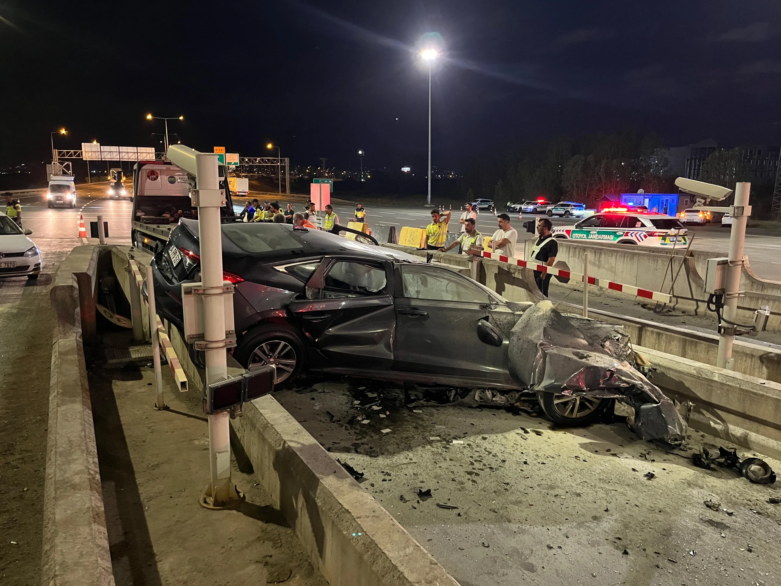 Kuzey Marmara Otoyolu gişelerinde beton bariyere çarpan otomobil hurdaya döndü.
