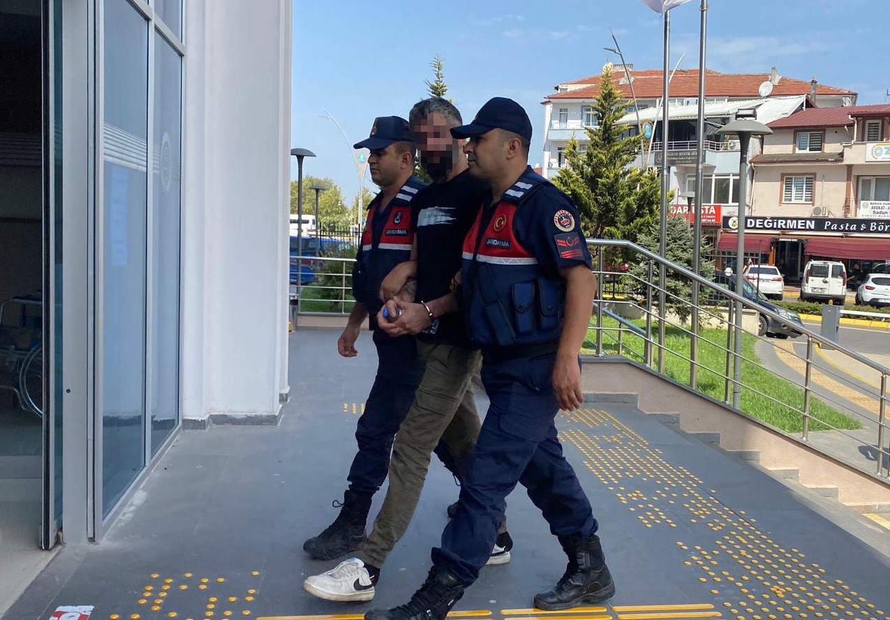 Kocaeli'nin Gölcük ilçesinde takibe takılmamak için uyuşturucuya ‘Eşya' diyen torbacı,